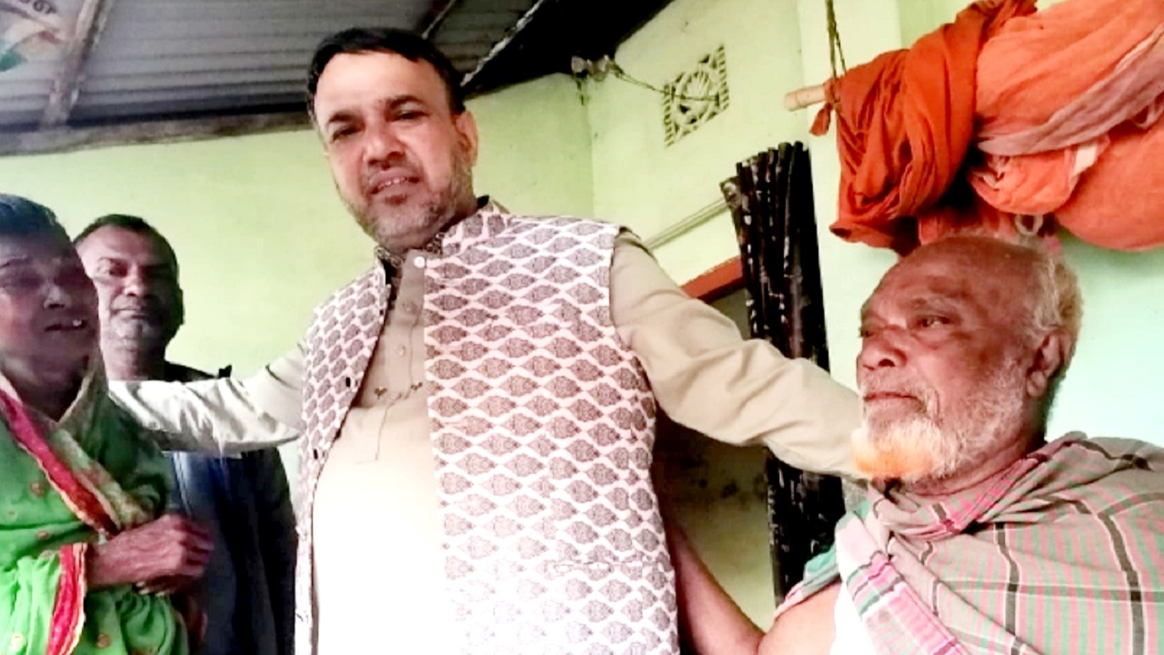 নির্বাচন-পরবর্তী সহিংসতায় ক্ষতিগ্রস্তদের পাশে স্বতন্ত্র প্রার্থী নজরুল ইসলাম দুলাল। ছবি : কালবেলা