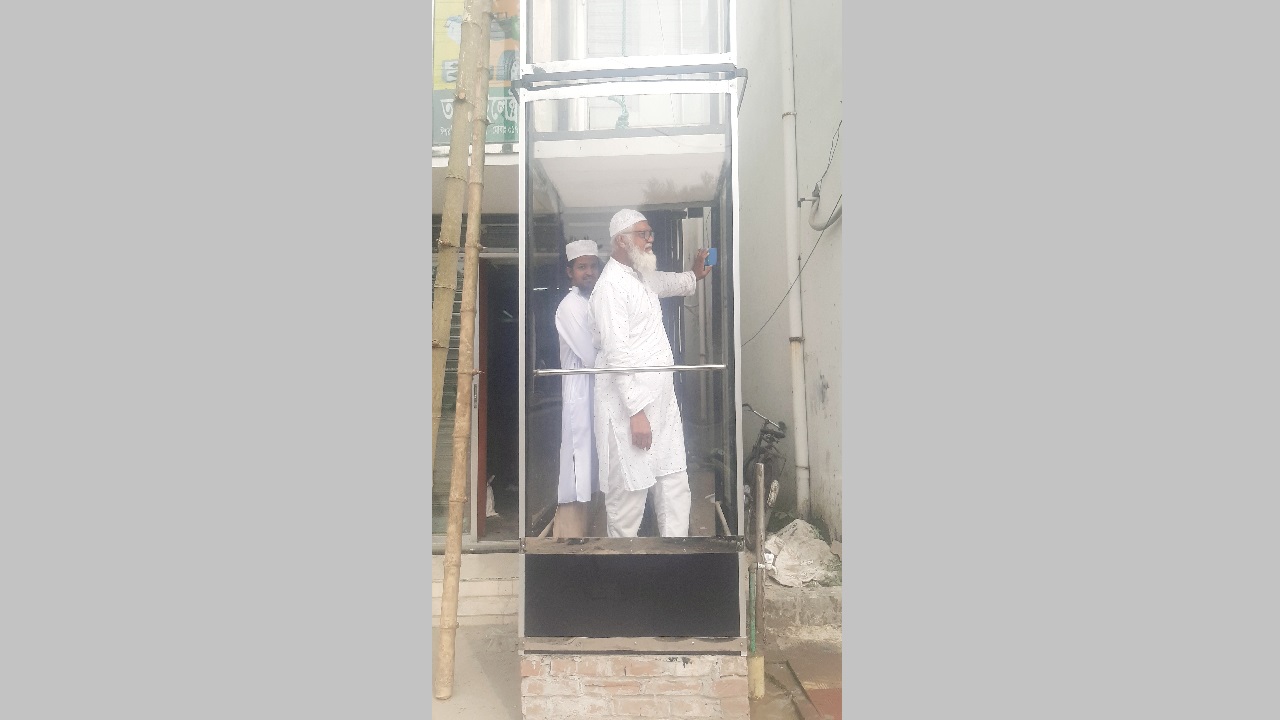 ঈশ্বরদীর আমজাদ হোসেনের নিজস্ব প্রযুক্তিতে তৈরি করা লিফট। ছবি : কালবেলা