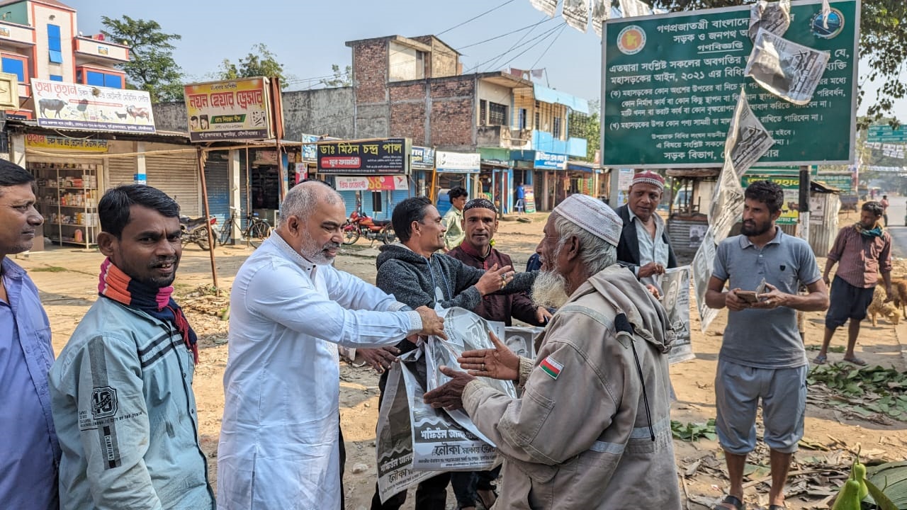 নিজেই নিজের পোস্টার অপসারণ করছেন শফিউল আলম চৌধুরী নাদেল। ছবি : কালবেলা