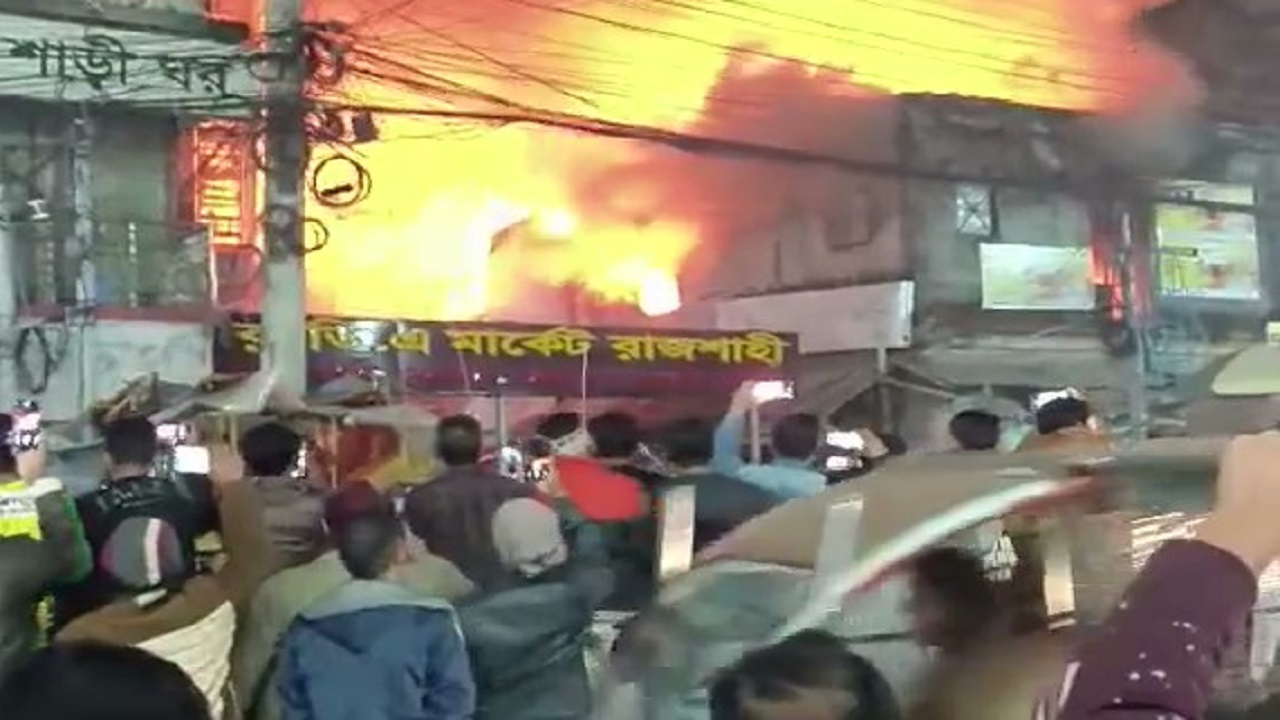 আরডিএ মার্কেটে ভয়াবহ অগ্নিকাণ্ড। ছবি : কালবেলা