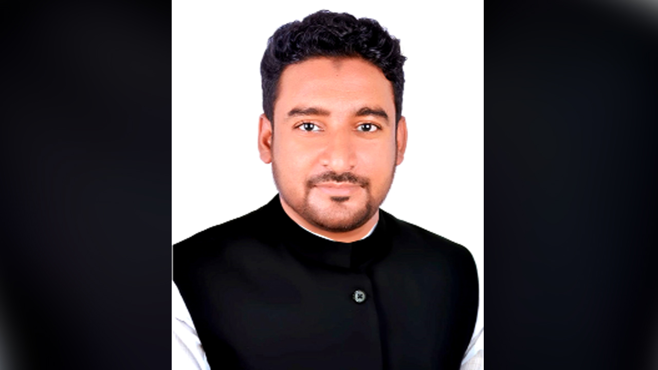 সংসদ সদস্যের মধ্যে বয়সে সবার ছোট আজিজুল ইসলাম। ছবি : সংগৃহীত