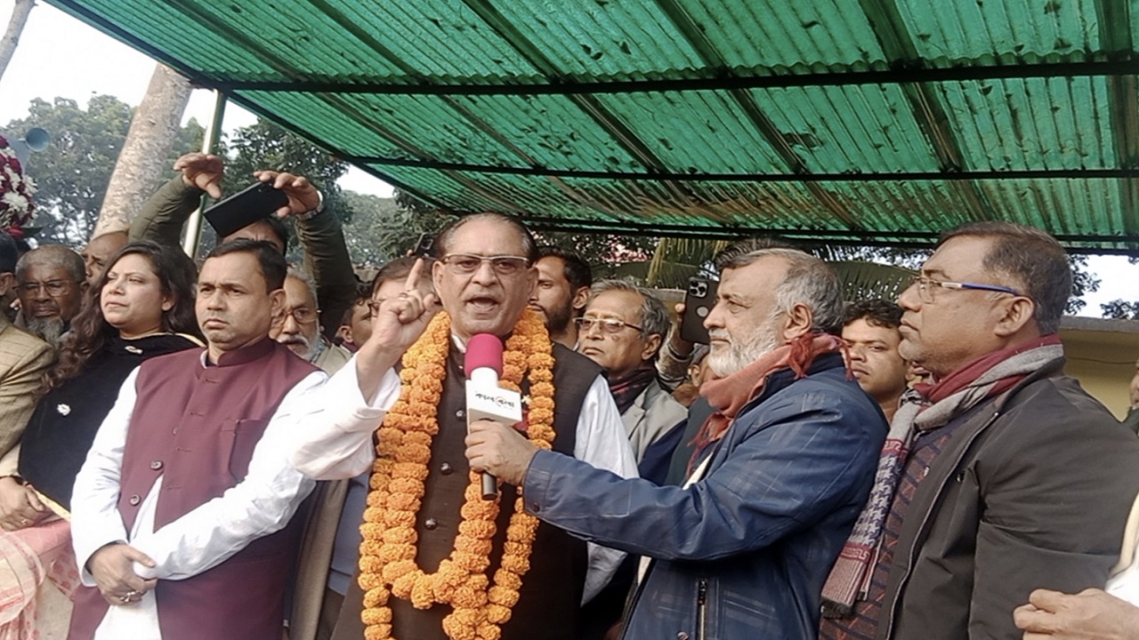 বিজয়ের পর আলফাডাঙ্গায় বক্তব্য দিচ্ছেন বীর মুক্তিযোদ্ধা আব্দুর রহমান। ছবি : কালবেলা