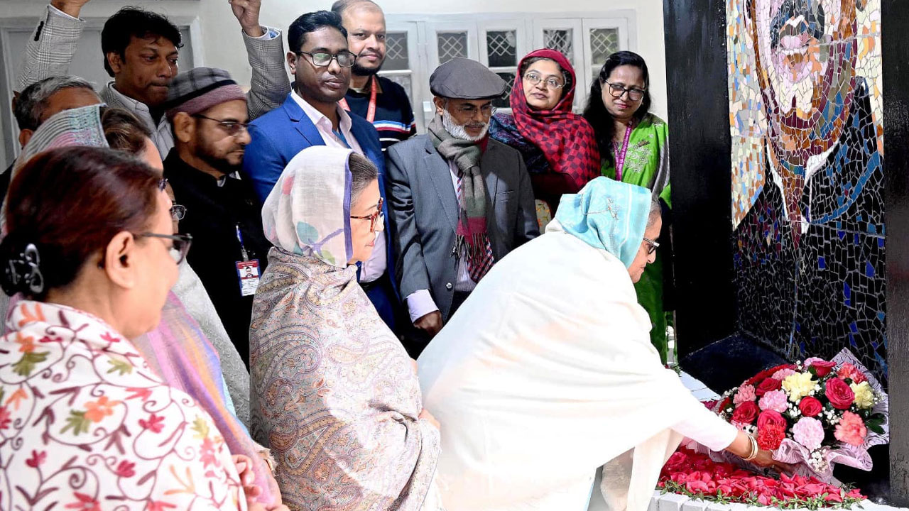 বঙ্গবন্ধু শেখ মুজিবুর রহমানের প্রতিকৃতিতে ফুল দিয়ে শ্রদ্ধা জানান শেখ হাসিনা। ছবি : সংগৃহীত