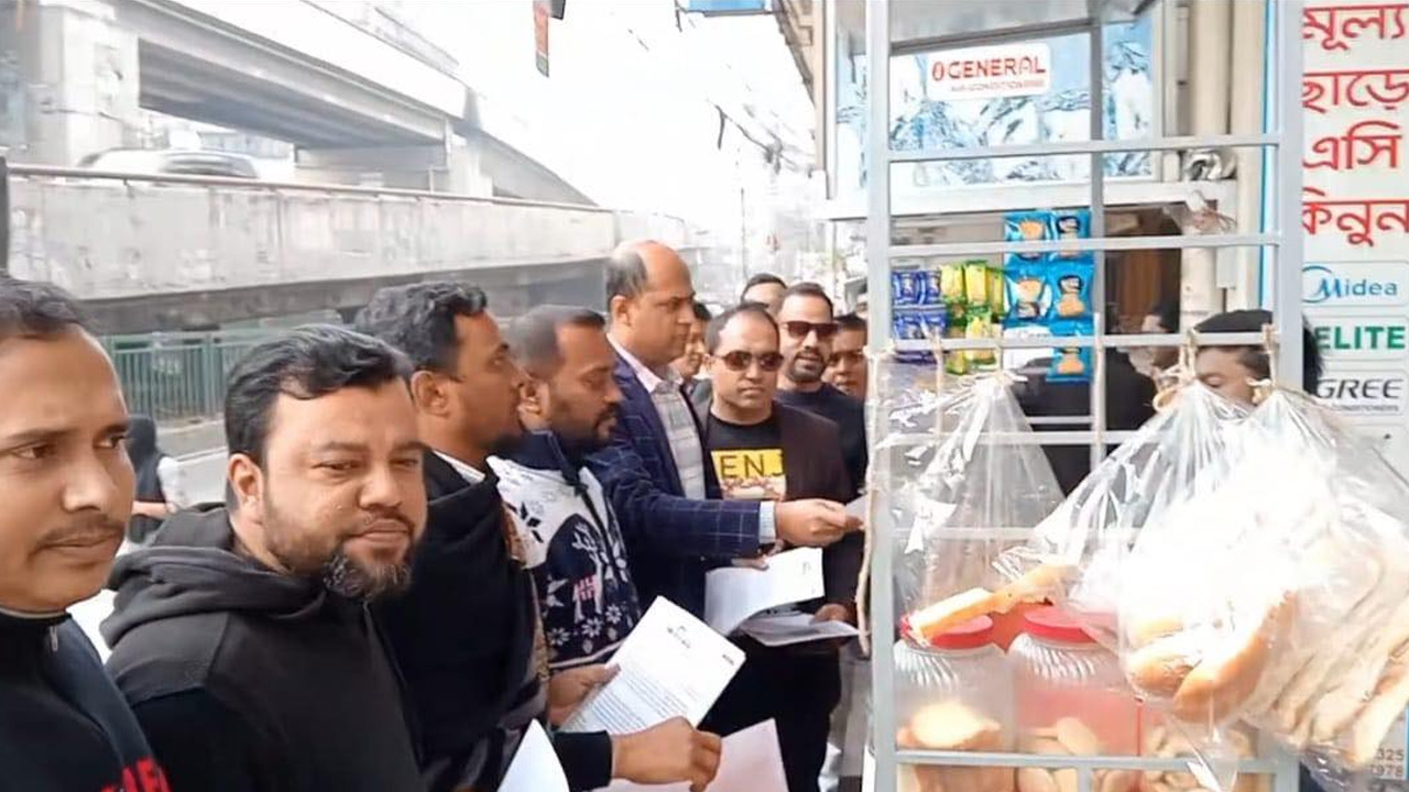 রাজধানীর মগবাজারে বিভিন্ন দোকানদার, পথচারী ও রিকশাচালকের হাতে লিফলেট তুলে দেন যুবদলের নেতারা। ছবি : কালবেলা