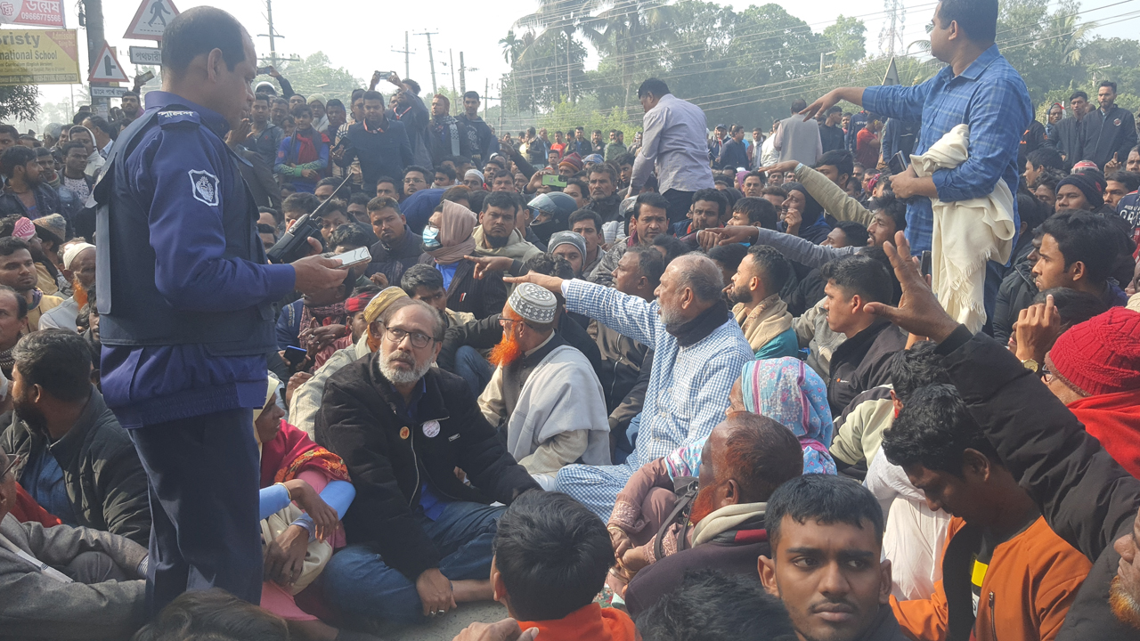 থানাও ঘেরাও করে নেতাকর্মীদের সঙ্গে অবস্থান করছেন আবদুল ল‌তিফ সি‌দ্দিকী। ছবি : কালবেলা