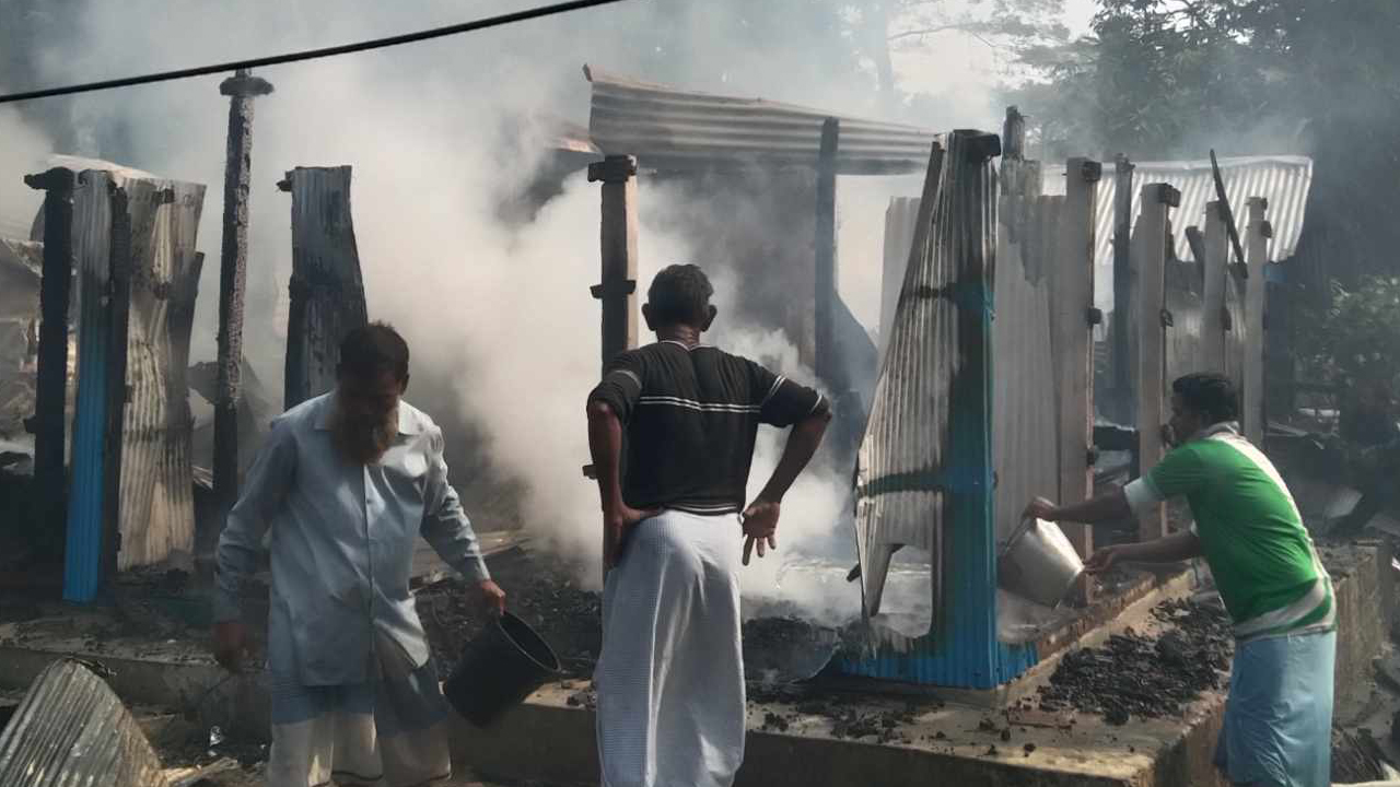 প্রায় ২০ লাখ টাকার ক্ষয়ক্ষতি হয়েছে বলে দাবি পরিবারের। ছবি : কালবেলা