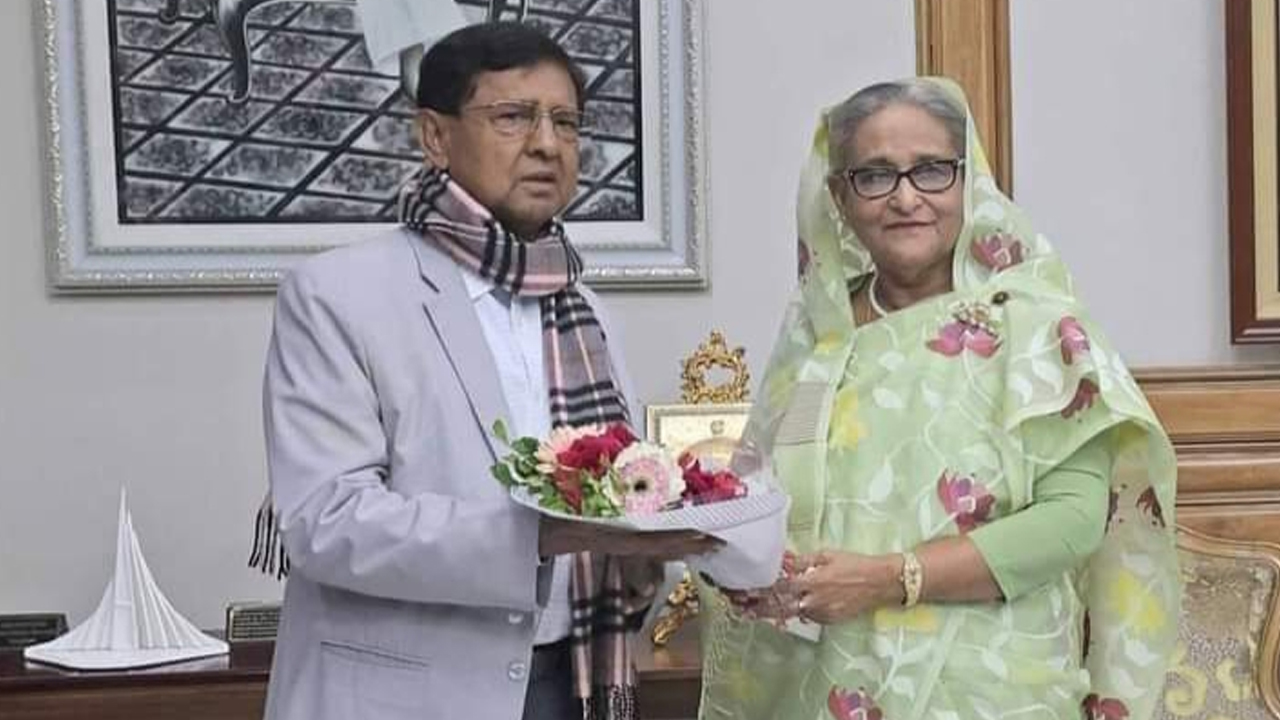 প্রধানমন্ত্রীকে শুভেচ্ছা জানাচ্ছেন গোলাম দস্তগীর গাজী। ছবি : সংগৃহীত