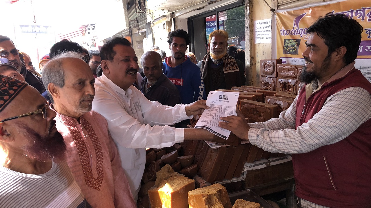 ‘প্রিয় ভোটার আপনাকে ধন্যবাদ’ সংবলিত লিফলেট বিতরণ করছে বিএনপির নেতাকর্মীরা। ছবি : কালবেলা