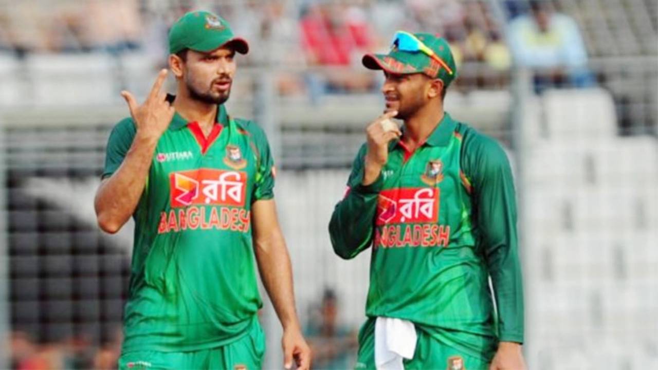 মাশরাফী বিন মুর্তজা (বাঁয়ে) ও সাকিব আল হাসান। ছবি : সংগৃহীত
