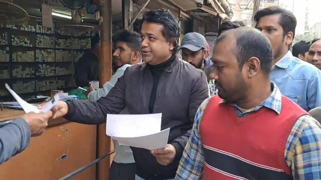 রাজধানীর ধানমন্ডি এলাকায় লিফলেট বিতরণ করেছে ছাত্রদল। ছবি : কালবেলা