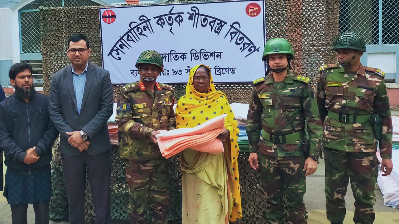 রাজশাহীতে সেনাবাহিনীর ১১ পদাতিক ডিভিশনের শীতার্তের মাঝে কম্বল বিতরণ। ছবি : কালবেলা