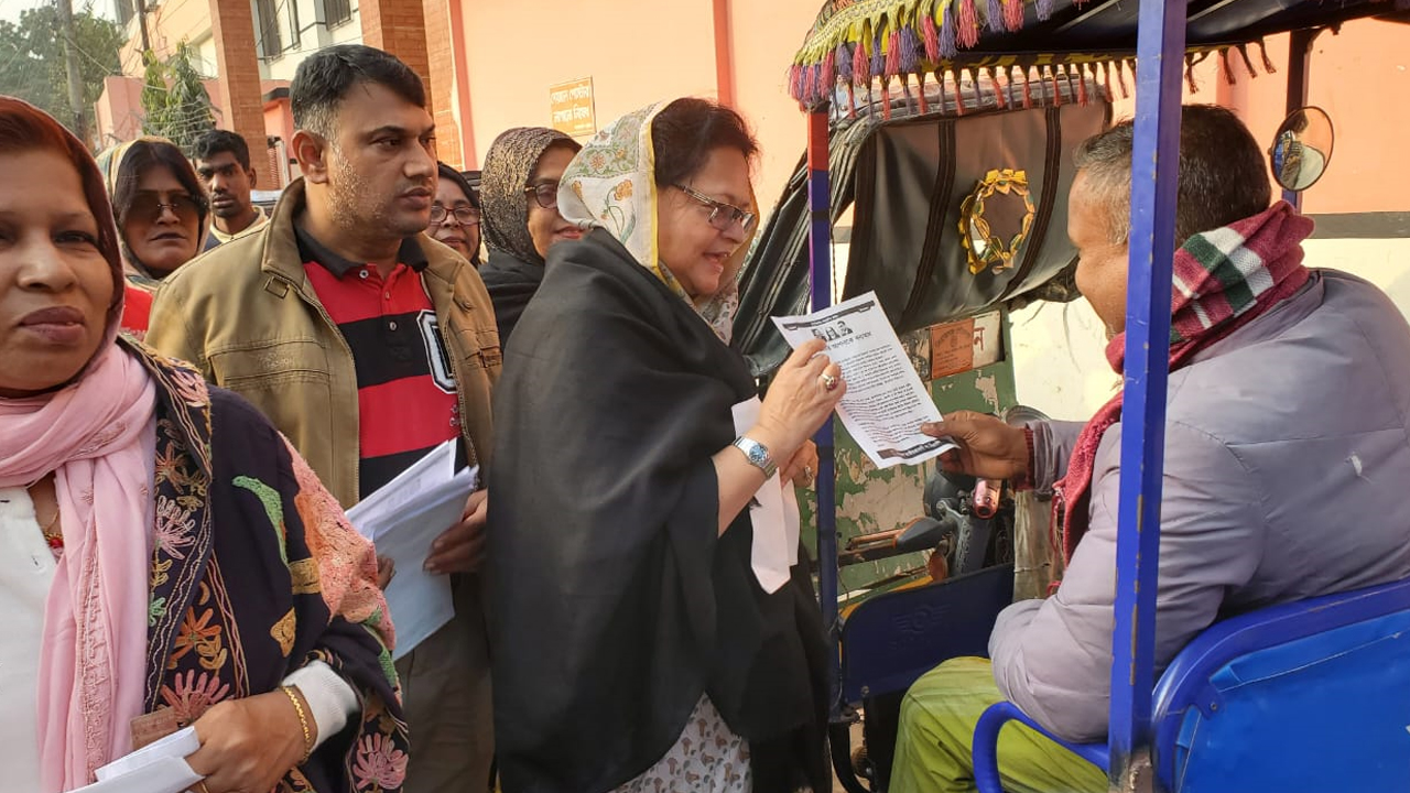 সিরাজগঞ্জে বিএনপির লিফলেট বিতরণ। ছবি : কালবেলা
