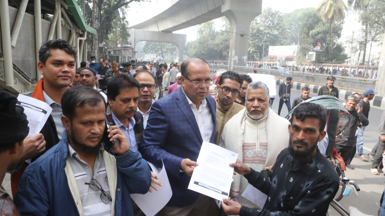 মঙ্গলবার দুপুরে রাজধানীর প্রেস ক্লাব এলাকায় নির্বাচন বর্জন করায় জনগণের কাছে শুভেচ্ছা সংবলিত লিফলেট বিতরণ করেন জাতীয়তাবাদী সমমনা জোটের নেতারা। ছবি : কালবেলা