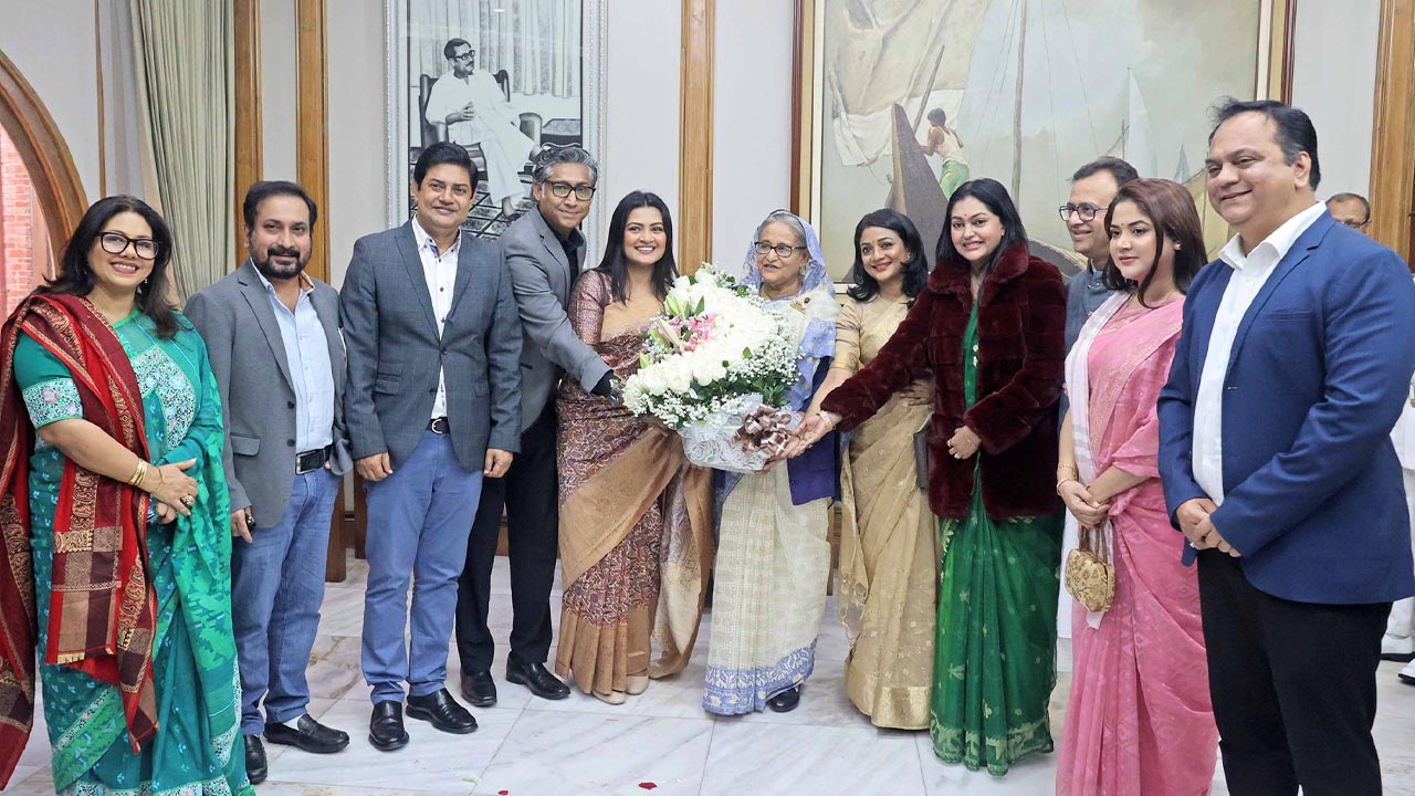 প্রধানমন্ত্রীকে শুভেচ্ছা জানাচ্ছেন শোবিজ তারকারা। ছবি : সংগৃহীত