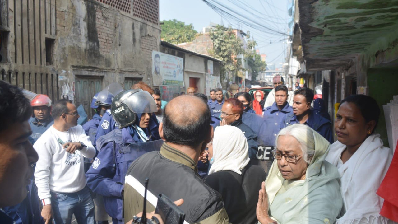 যশোরে বিএনপির লিফলেট বিতরণ কর্মসূচিতে পুলিশের লাঠিচার্জ। ছবি : কালবেলা