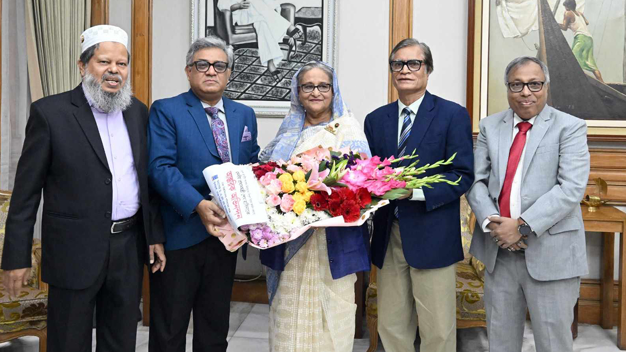 নির্বাচনে নিরঙ্কুশ সংখ্যাগরিষ্ঠতা অর্জন করায় ঢাবি উপাচার্যের শুভেচ্ছা। ছবি : কালবেলা