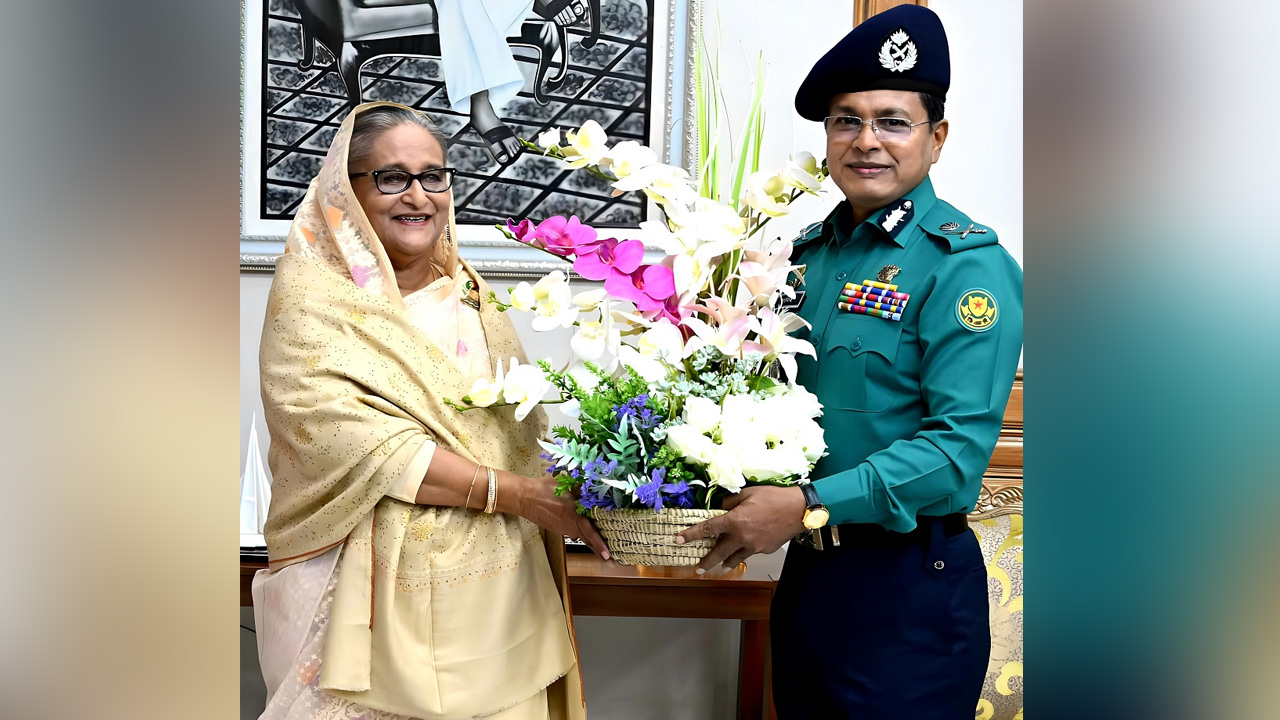 প্রধানমন্ত্রীকে ফুলেল শুভেচ্ছা জানিয়েছেন ডিএমপি কমিশনার। ছবি : সংগৃহীত