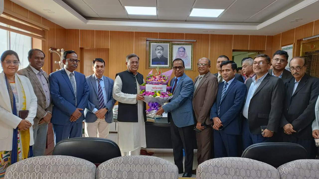তথ্য ও সম্প্রচারমন্ত্রী ড. হাছান মাহমুদকে ফুলেল শুভেচ্ছা জানিয়েছেন মন্ত্রণালয়ের কর্মকর্তা-কর্মচারীরা। ছবি : কালবেলা