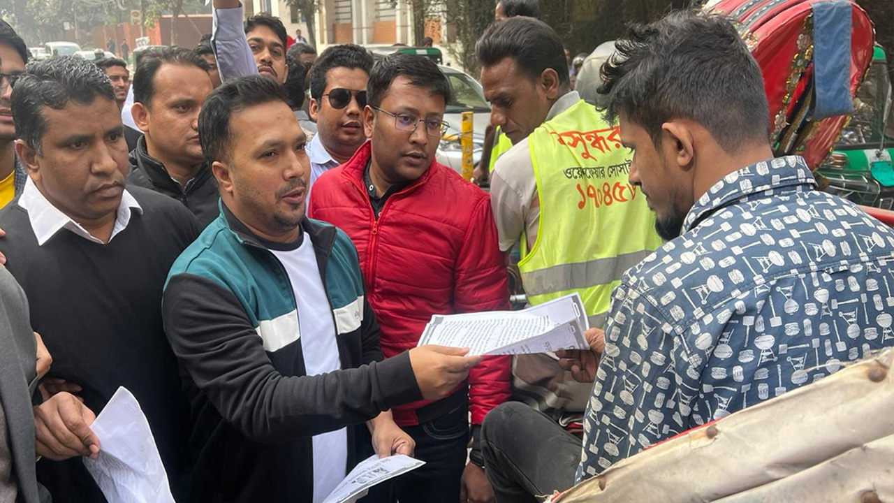 রাজধানীর খিলক্ষেত ও বসুন্ধরা এলাকায় ছাত্রদলের কেন্দ্রীয় সাধারণ সম্পাদক সাইফ মাহমুদ জুয়েলের নেতৃত্বে লিফলেট বিতরণ করে। ছবি : কালবেলা