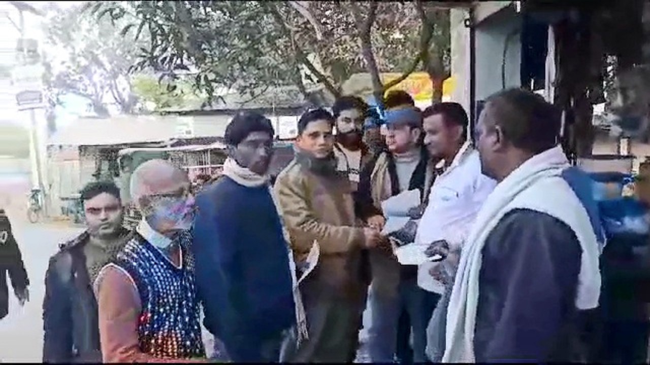 দুর্গাপুর বাজার ও শালঘড়িয়া বাজারে লিফলেট বিতরণ করেছে বিএনপি। ছবি : কালবেলা