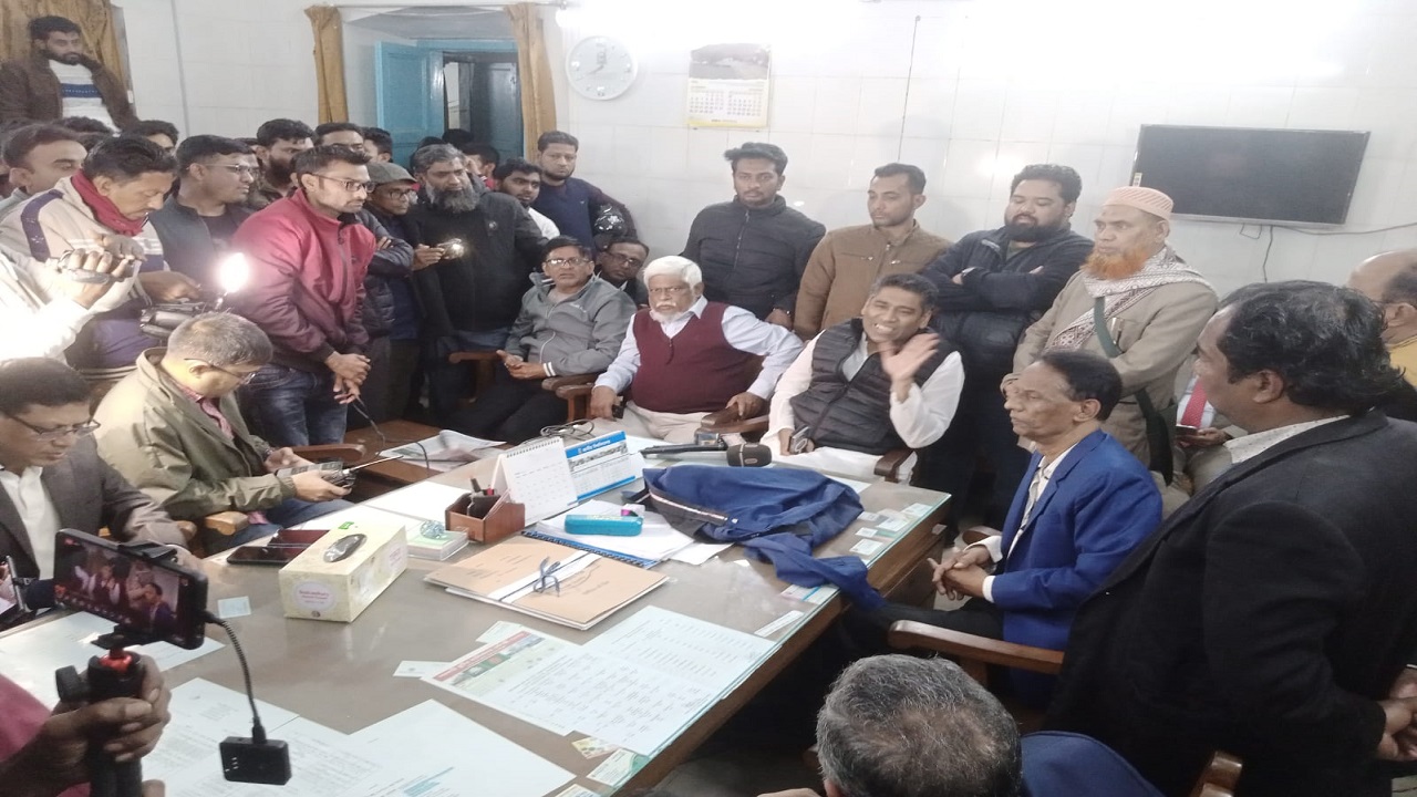 ঘটনার পরপরই সেখানে নেতাকর্মীরা ছুটে যান। ছবি : কালবেলা