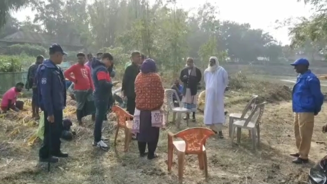 অবৈধভাবে মাটি তোলার অপরাধের বিচারে ভ্রাম্যমাণ আদালত পরিচালিত হচ্ছে। ছবি : কালবেলা