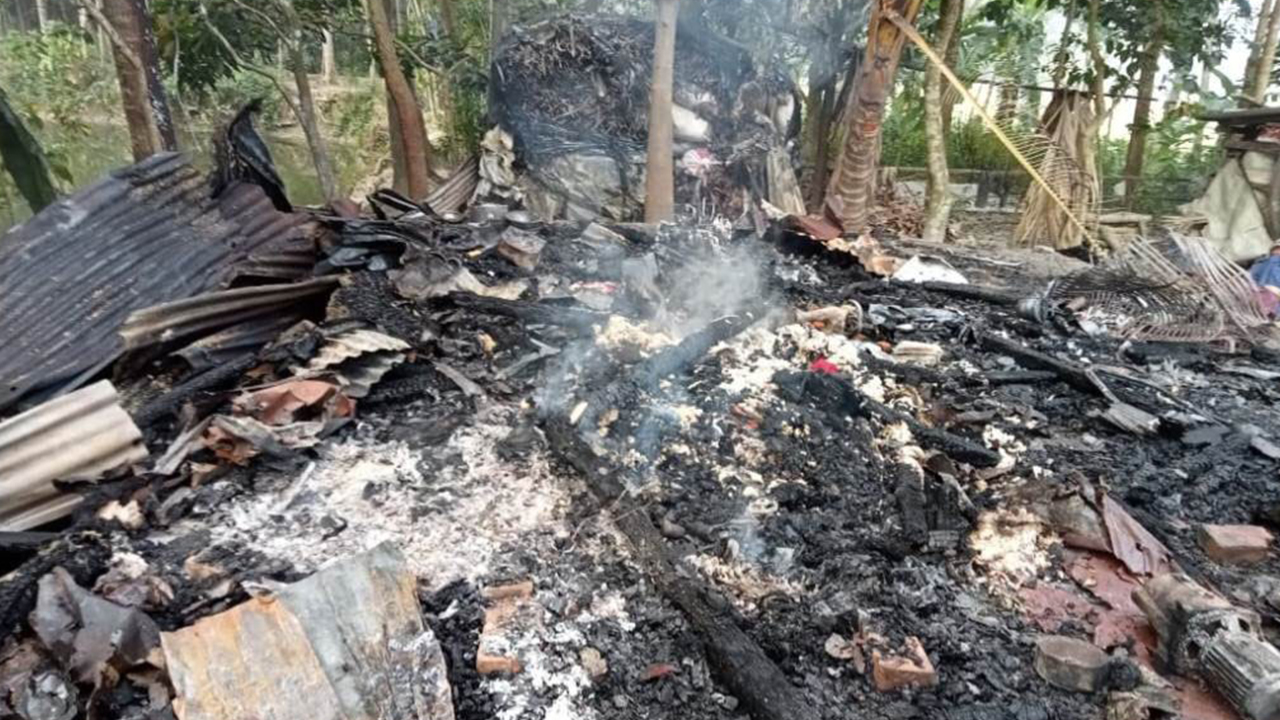 ঝালকাঠিতে স্বেচ্ছাসেবক দলের সভাপতির বাড়িতে আগুন। ছবি : কালবেলা