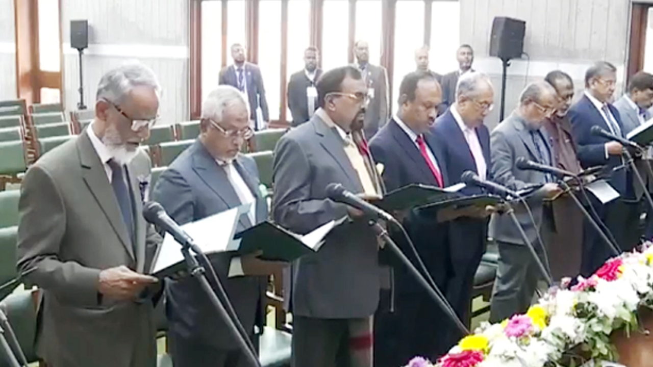 শপথ নিলেন জাতীয় পার্টির নবনির্বাচিত ১১ এমপি। ছবি : সংগৃহীত