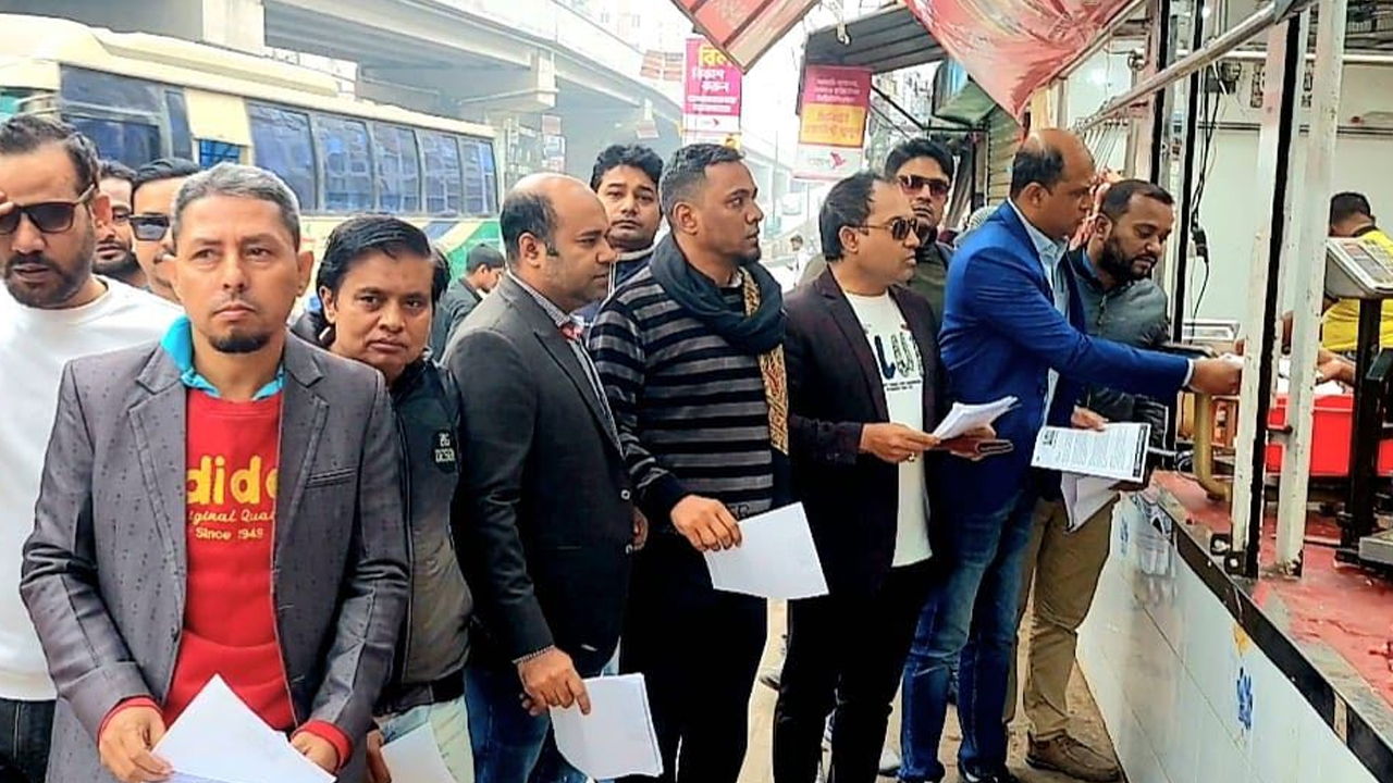 মালিবাগে গণসংযোগ ও লিফলেট বিতরণ করেছে যুবদল। ছবি : কালবেলা