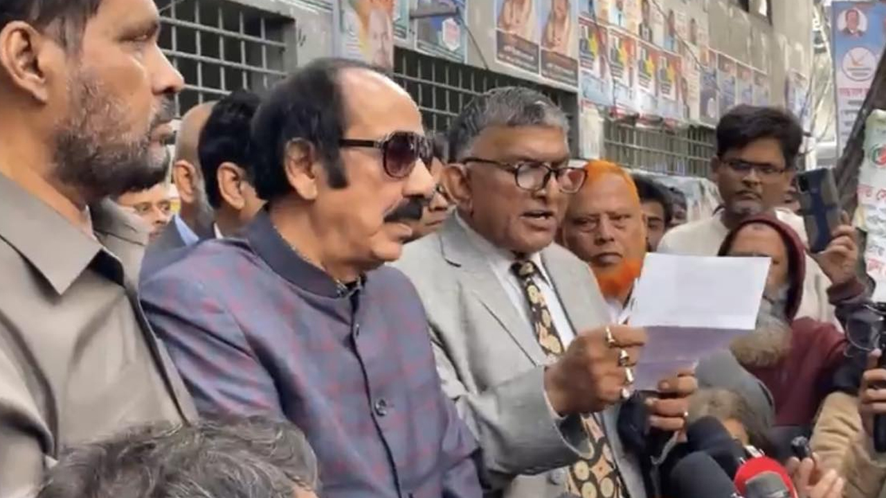 জাতীয় পার্টির বনানী কার্যালয়ের সামনে সংবাদ সম্মেলনে দলটির নেতারা। ছবি : কালবেলা