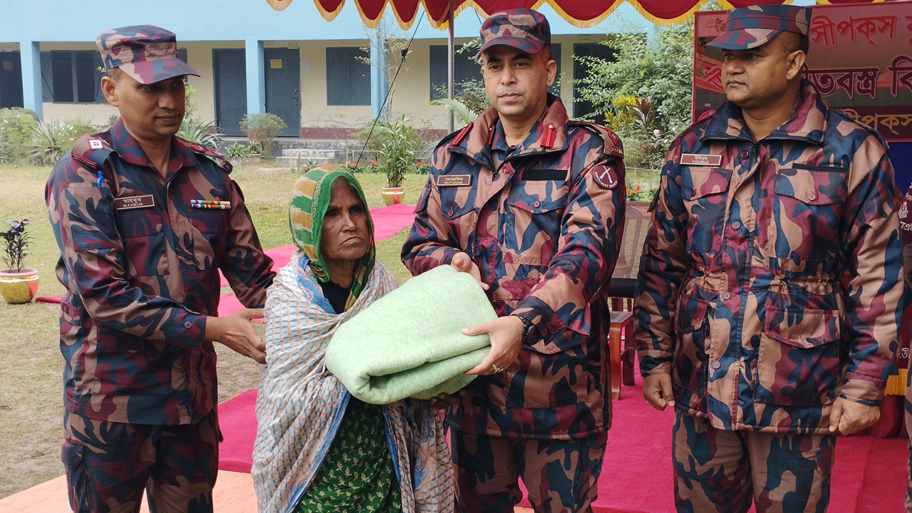 কুড়িগ্রামে শীতার্ত মানুষের মাঝে বিজিবির কম্বল বিতরণ। ছবি : কালবেলা