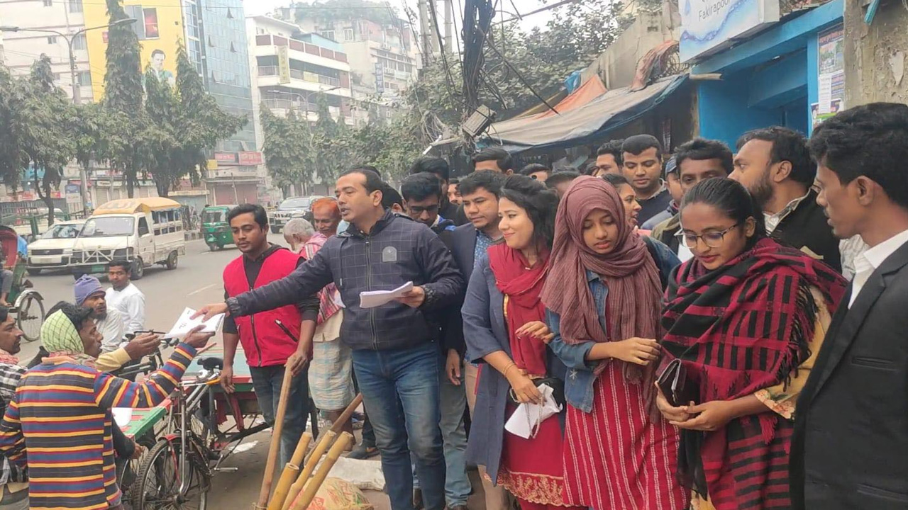 রাজধানীতে লিফলেট বিতরণ করেছে ছাত্রদল। ছবি : কালবেলা