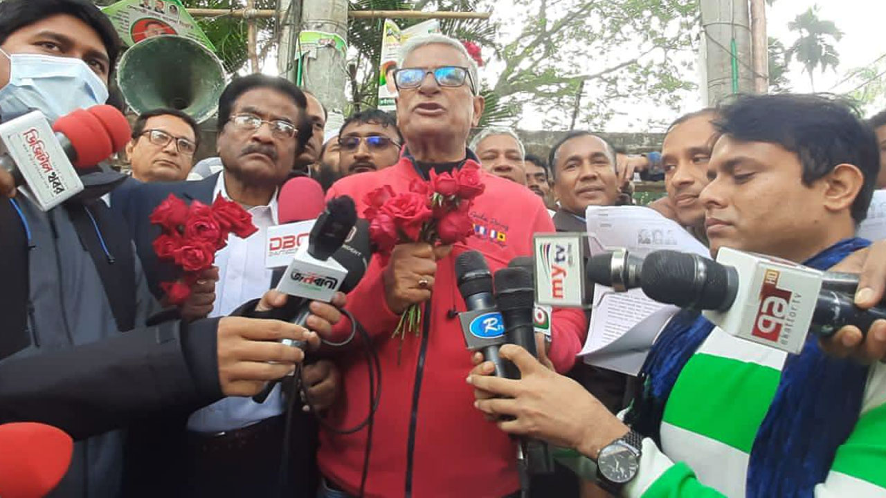 জাতীয় প্রেস ক্লাবের সামনে বিএনপির চেয়ারপারসনের উপদেষ্টা ও সাবেক বিরোধীদলীয় চিফ হুইপ জয়নুল আবদিন ফারুক। ছবি : কালবেলা
