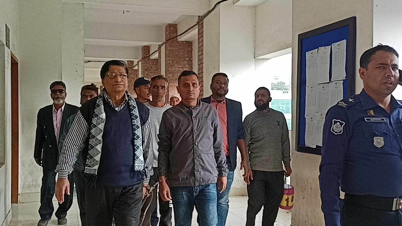 আদালতে বিএনপির যুগ্ম আহ্বায়ক মোহাম্মদ নবী উল্লাহ নবীসহ দুজন। ছবি : কালবেলা