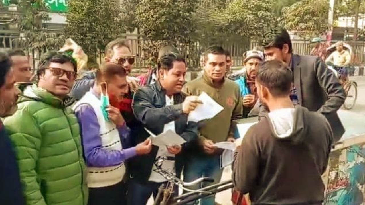 উত্তরায় স্বেচ্ছাসেবক দলের লিফলেট বিতরণ। ছবি : কালবেলা