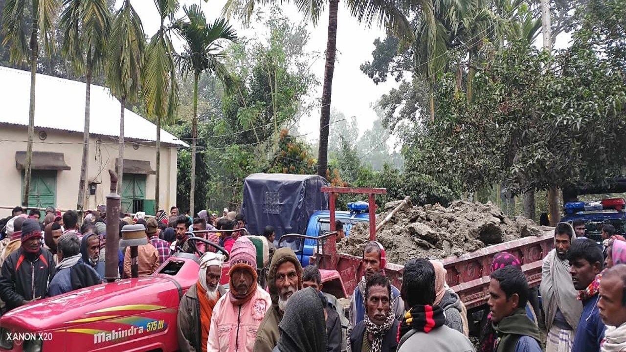 রংপুরের পীরগাছায় ট্রাক্টরের ধাক্কায় প্রাণ গেছে এক বৃদ্ধের। ছবি : কালবেলা 