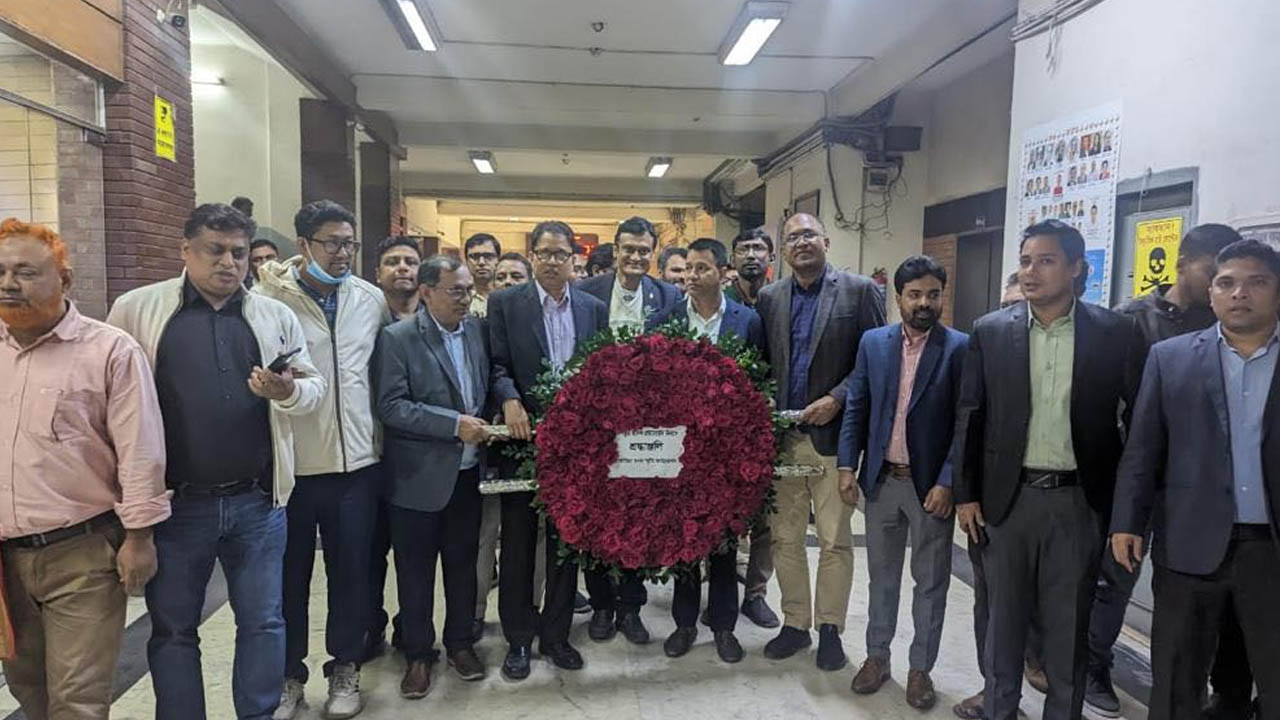 বঙ্গবন্ধুর প্রতিকৃতিতে জাকারিয়া স্বপন স্মৃতি ফাউন্ডেশনের শ্রদ্ধা। ছবি : সংগৃহীত