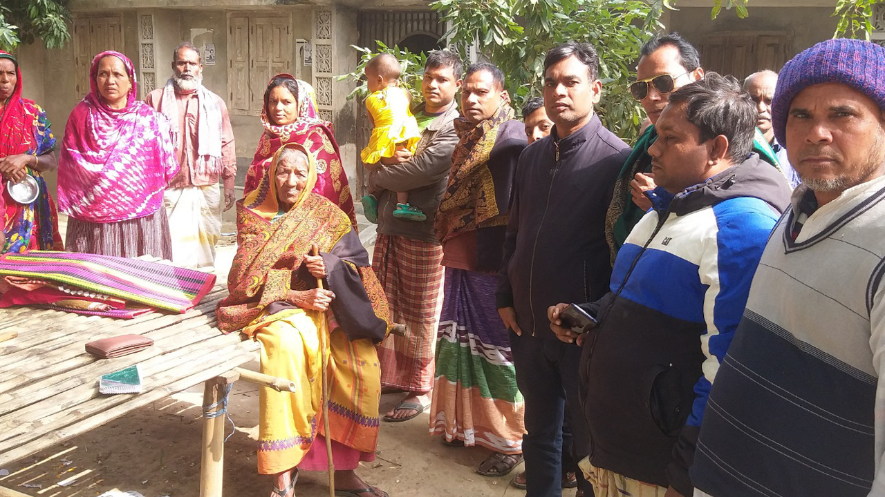 কোনো উপায় না পেয়ে প্রতিবেশী তরফ আলীর বাড়িতে আশ্রয় নেন বৃদ্ধা মা। ছবি : কালবেলা