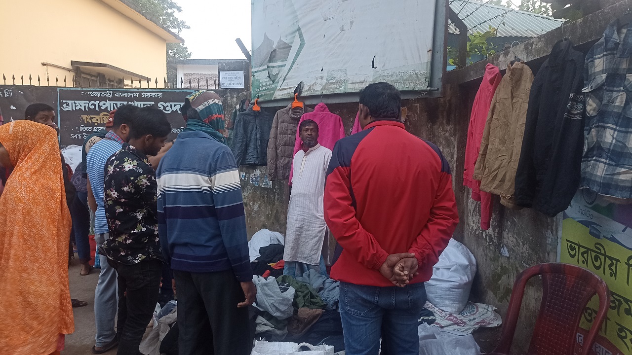 তীব্র শীতে ব্রাহ্মণপাড়ায় ফুটপাতে ভিড় করছেন নিম্ন আয়ের মানুষ। ছবি : কালবেলা