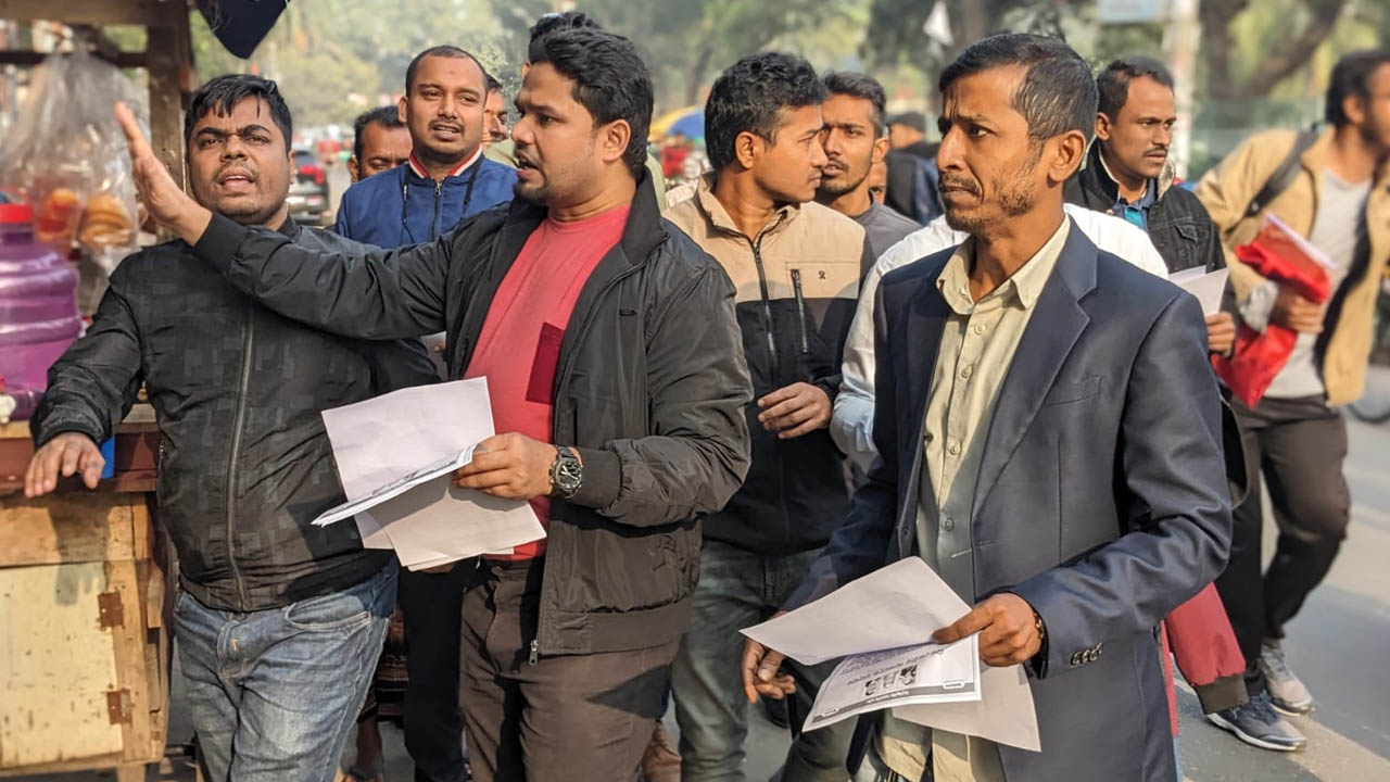 নিউমার্কেট এলাকায় ঢাবি ছাত্রদলের লিফলেট বিতরণ। ছবি : কালবেলা