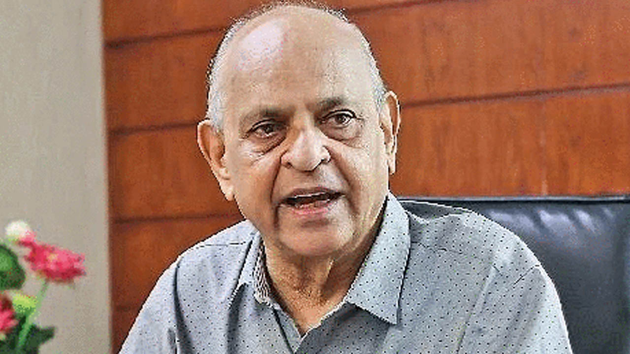 বার্ন অ্যান্ড প্লাস্টিক সার্জন অধ্যাপক ডা. সামন্ত লাল সেন।