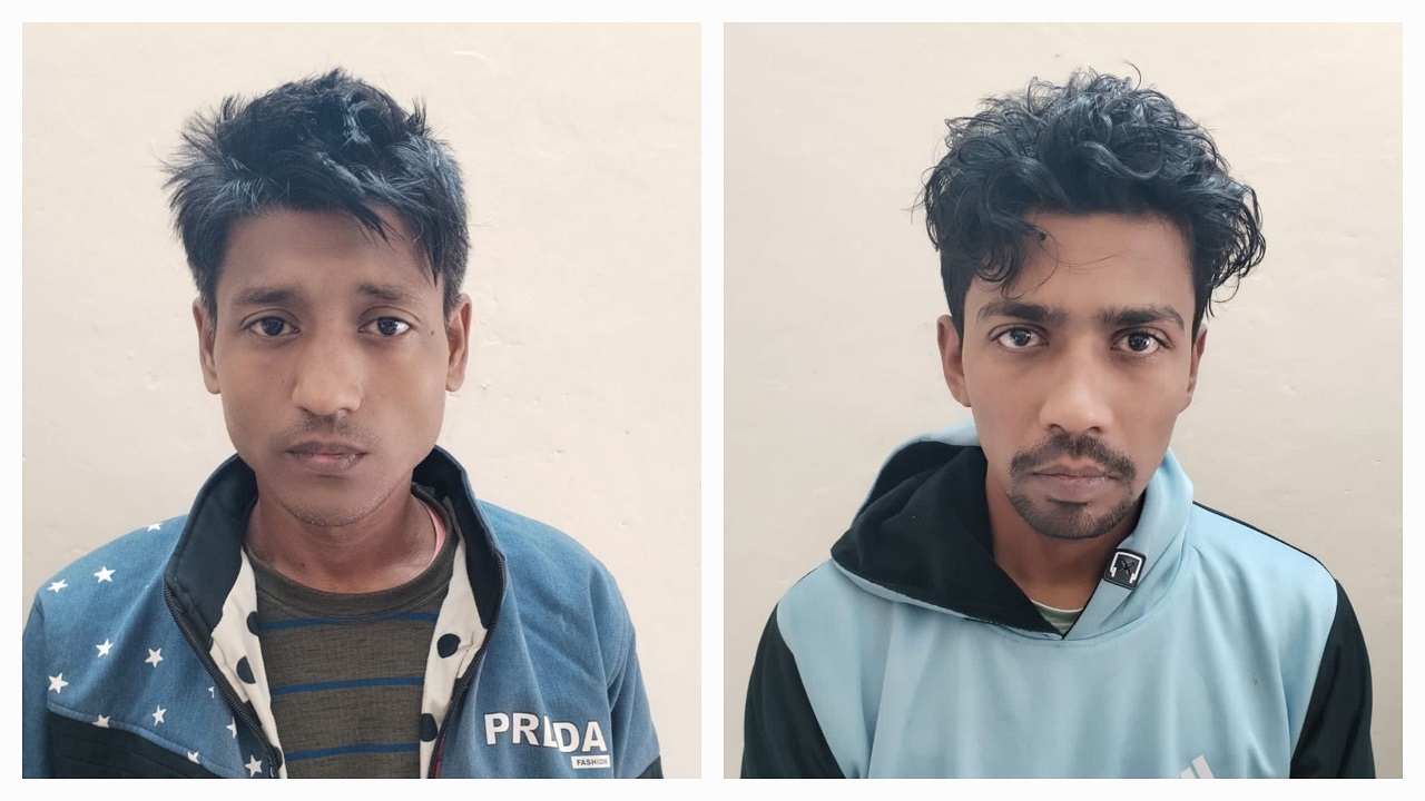 অস্ত্রসহ দুজনকে আটক করেছে পুলিশ। ছবি : কালবেলা