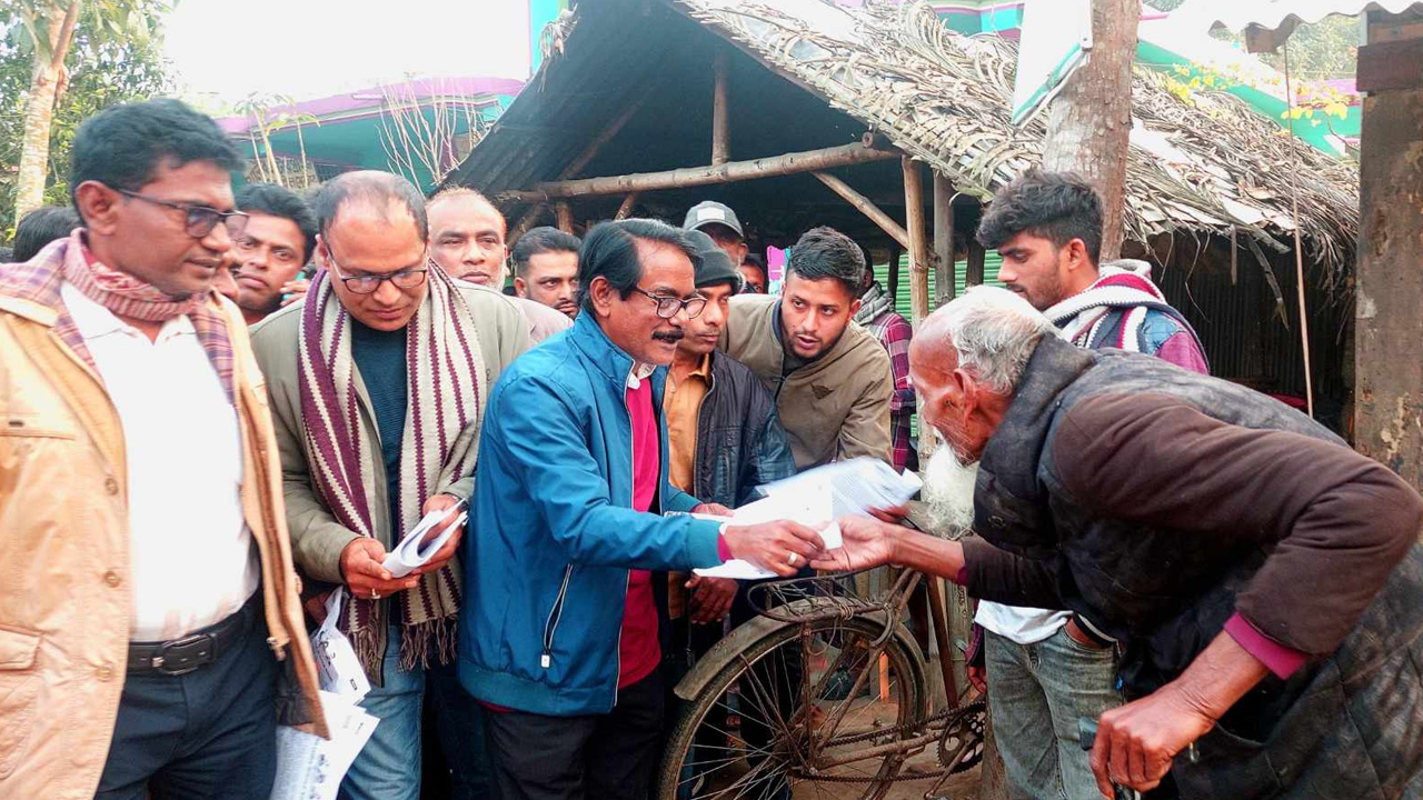 বুধবার বিকেলে ঝিনাইদহের কালীগঞ্জের সুন্দরপুর বাজারে লিফলেট বিতরণ বিএনপির নেতৃবৃন্দের। ছবি : কালবেলা