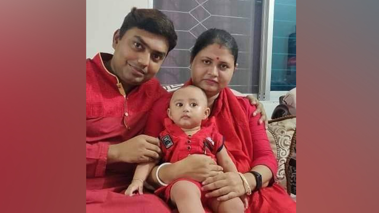 স্বামী ও সন্তানের সঙ্গে দিপু সানা। ছবি : সংগৃহীত