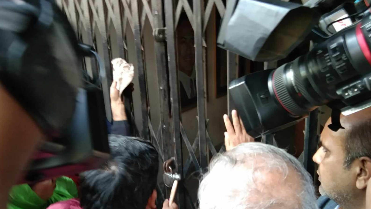 তালা ভেঙে বিএনপির কার্যালয় খুলছে নেতাকর্মীরা। ছবি : কালবেলা