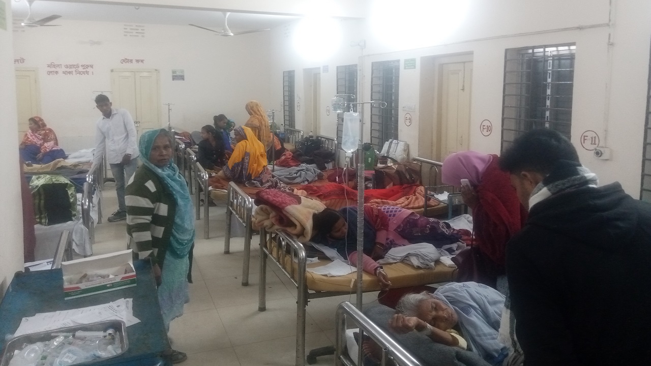পাটগ্রাম উপজেলা স্বাস্থ্য কমপ্লেক্সে চিকিৎসা নিচ্ছেন রোগীরা। ছবি : কালবেলা