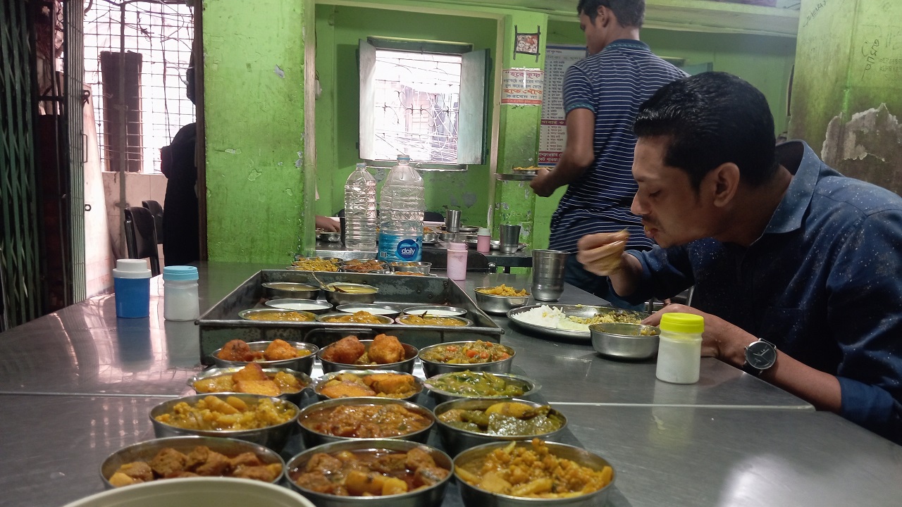 জগন্নাথ ভোজনালয়ে থরে থরে সাজানো নিরামিষ খাবার। ছবি : কালবেলা