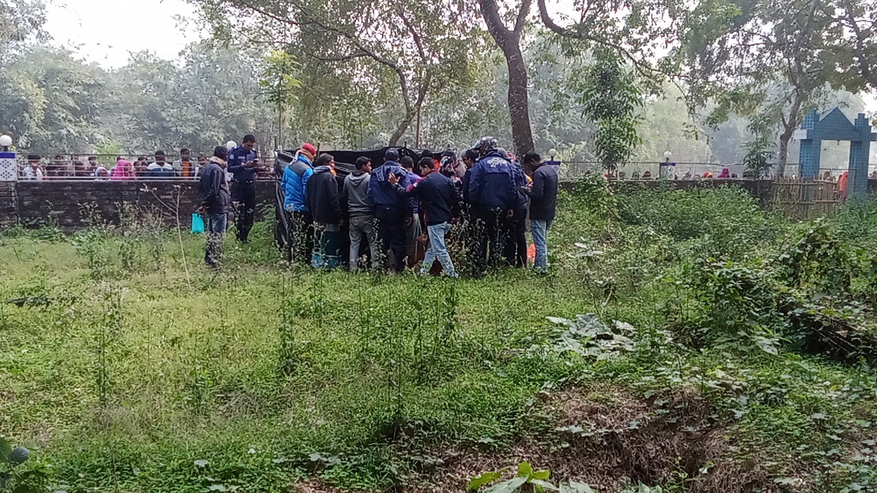 মামলার বাদী ও বিবাদীদের উপস্থিতিতে মরদেহের নমুনা সংগ্রহ করা হয়। ছবি : কালবেলা