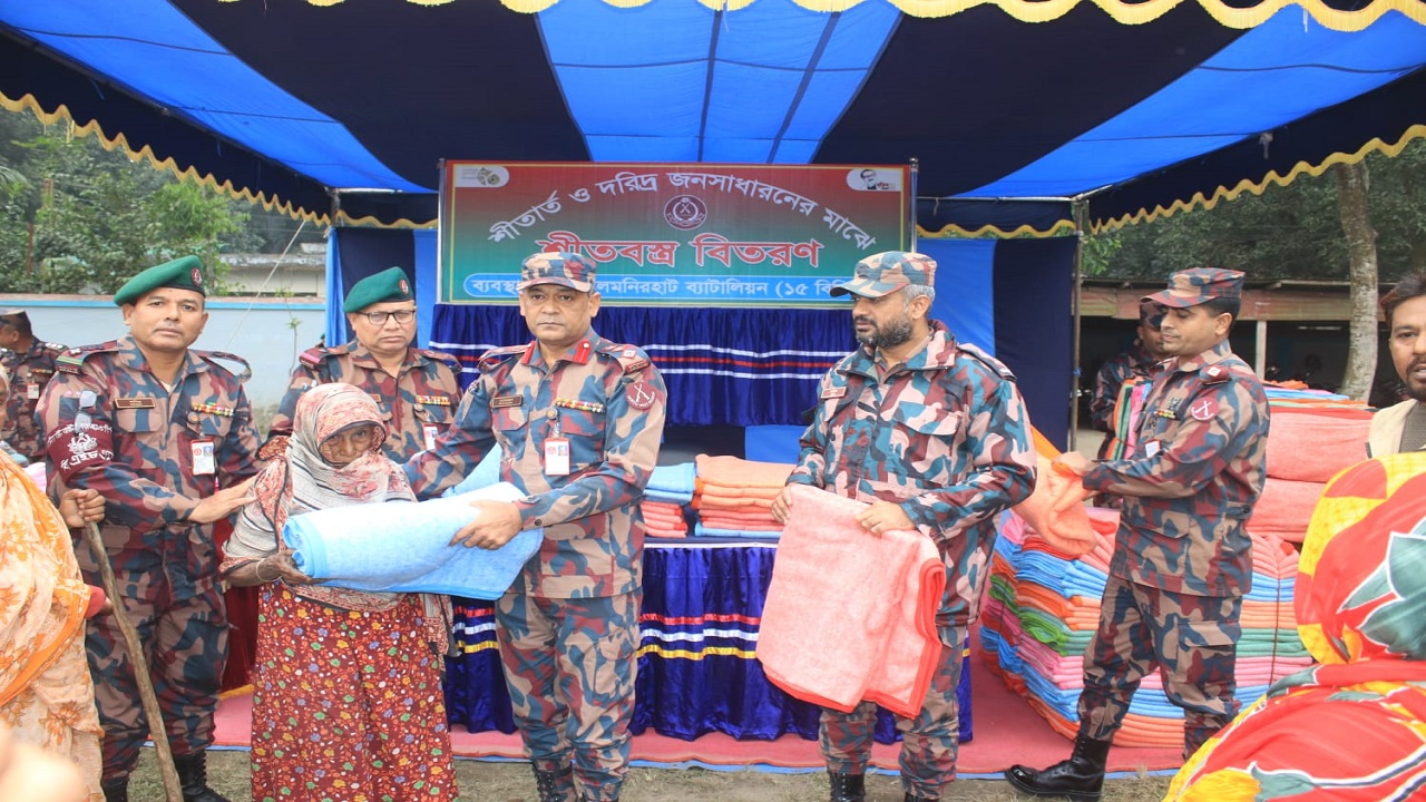 গরিব, দুস্থ ও অসহায় শীতার্থদের মাঝে শীতবস্ত্র বিতরণ করছেন লে. কর্নেল মোফাজ্জল হোসেন আকন্দ। ছবি : কালবেলা