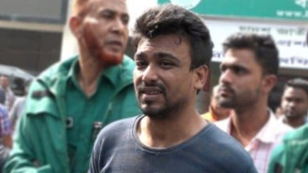 আটক হওয়া যুবক। ছবি : কালবেলা